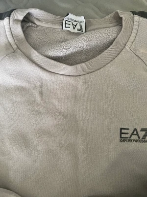 Armani sweatshirt  - De står att storleken är XXL men jag tycker att de sitter mer som XL eller L