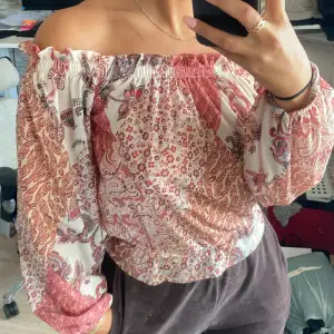 Mönstrad offshoulder topp/blus för 49kr i storlek XS!