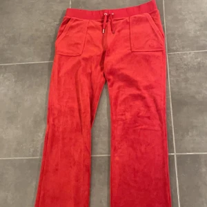 Röda Juicy Couture byxor  - Säljer mina röda juicy byxor. Nästan oanvända, en metall bit på snöret borta (kan skickas med). Storlek M 