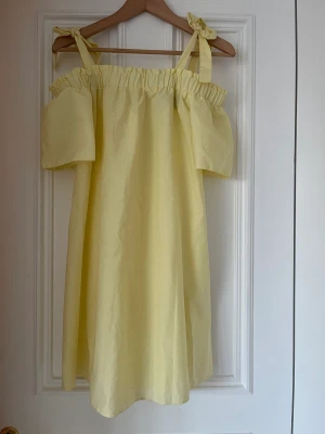 Gul klänning, babydoll  - Storlek S. Oanvänd. Från Atmosphere. 