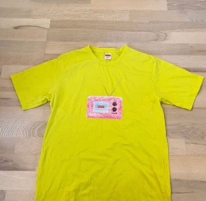 Supreme tee - skön supreme tee, nice färger och snyggt print🤝🏽