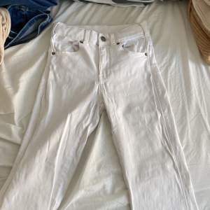 Vita bootcut jeans från dr denim. Dom sitter super bra och är inte alls hårda som andra jeans brukar vara.