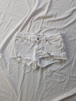 Vita low waist shorts - Vita low waist shorts från Gina Tricot! Bra skick och perfekt till sommaren