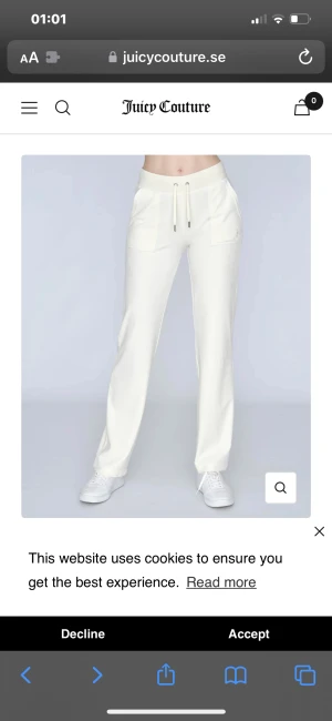 Juicy Couture  - Hej jag vill sälja mitt helt nya vita juicy sett pga att de inte kmr till användning längre o är små. Vill du ha bilder p de skriv privat. Pris kan diskuteras privat.