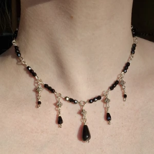 Goth aktigt halsband - Så fint handgjort halsband (all metall i silver) inspiration från typ romantic goth men kan passa till mycket mer.