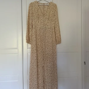 Klänning - Gul blommig klänning från Glamorous (köpt på Nelly) i strl 38 💛