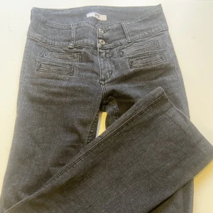 Svarta jeans - Superfina lågmidjade jeans!  Är uppsydda så att dom passar i längden på någon som är ca 1,64! Går att vika ut igen så att dom blir några cm längre! 100+frakt