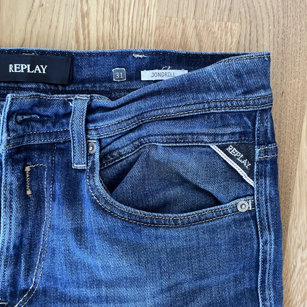 Säljer mina snygga replay jeans då jag tyvärr växt ur dom. Ljus snygg tvätt och grymt skick. Hör av er för fler bilder eller frågor!. Jeans & Byxor.