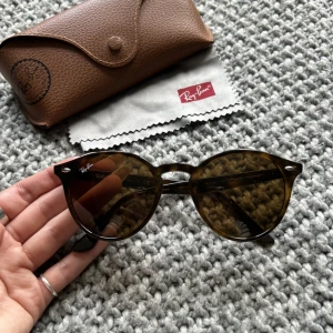 Ray-Ban solglasögon  - Säljer mina Ray-Ban solglasögon för att dom inte kommer till användning för mig längre. Dom är i super fint skick, inga repor eller slitningar alls, dom är väldigt sparsamt änvända. Nypris idag är 1.400 kr. Köpare står för frakt💗💗