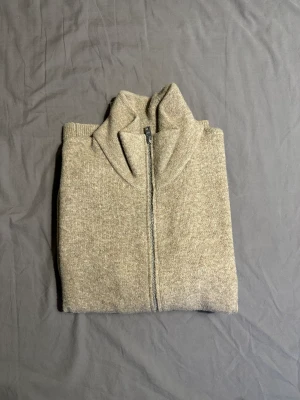 Mango kofta - Kofta från Mango, princip oanvänd så väldigt bra skick.