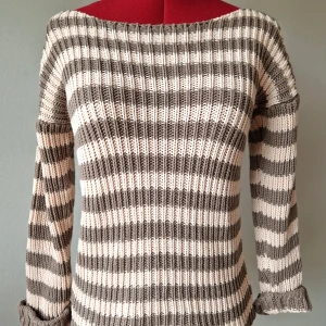 Stickad tröja - Stickad, randig tröja med båtringning och guldknappar i ryggen. Bra skick🫶 Kika gärna in mina andra plagg jag säljer, 3 FÖR TVÅ PÅ ALLT och fri frakt vid köp av minst 250 kr, kontakta mig då!🦋