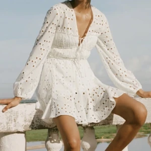 Klänning  - Klänningen är använd en gång under skolavslutningen men är fortfarande i jätteee bra skick. Säljer pga att den inte kommer till användning:) Dessutom så är denna klänning slutsåld på Zara;) 