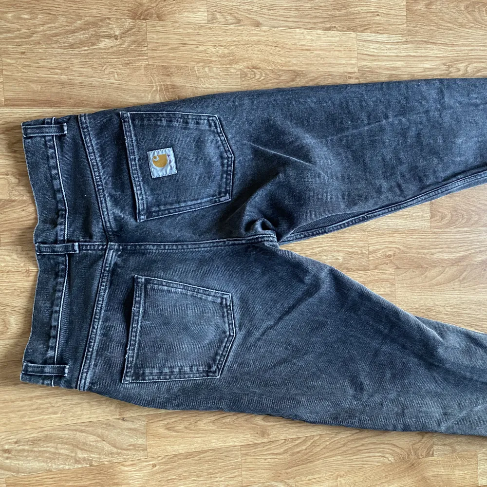 Ett par carhartt i storlek 28 passar större storlekar se mått, bra skick. bredd: 39cm längd:97cm. Jeans & Byxor.