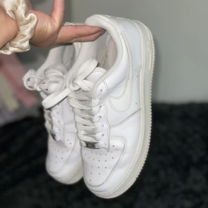 Vita Nike Air Force 1  - Vita Nike Air Force 1.  Har några creasers men fortfarande vita och fina. Strl 38,5  Nypris ligger på 1095kr-1349kr