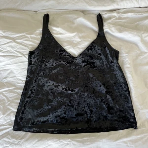 Svart sammetstopp från H&M - Sammetstopp från H&M, använt en gång. Nypris 150kr