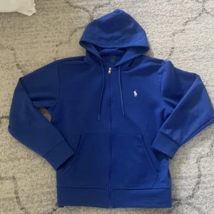 Polo zip - Ralph Lauren zip hoodie i storlek M. Nästintill oandvänd! Säljer då jag är i behov av pengar