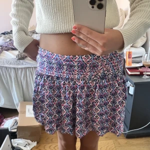 Zara kjol  - Säljer denna kjol från Zara i nyskick aldrig använd! Storlek 164 men passar mig som vanligtvis har S/XS. Helt perfekt till sommaren. Säljer även tillhörande topp separat (kolla nästa annons).💜💜