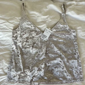 Beige sammetstopp från H&M - Lappen sitter kvar. Aldrig använt. 