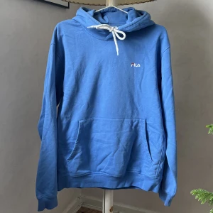 Fila hoodie - En hoodie från fila i super fin blå. Bra skick! någon fläck fram men som säkert går att få bort och som inte syns tydligt💙