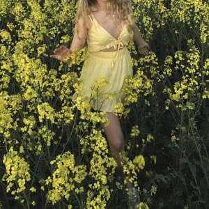 Sommarklänning  - En gul fin klänning i storlek xs🌼 från Shein, knappast använd! Frakt tillkommer🌼