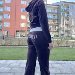 Brunt juicy sett - Jättefint juicy couture sett från Urban outfitters som är i bra skick som tyvärr inte kommer till andvändning längre. Storlek L i båda byxorna och tröjan. Frakt tillkommer😊