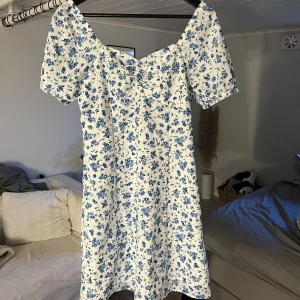 Somrig klänning  - Säljer denna jätte söta och fina sommarklänningen då den är lite för stor för mig 