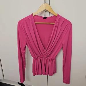 Blus - Nästan helt ny blus från gina tricot som jag har haft på mig endast två gånger. Den är i storlek S men hade även passat som M.