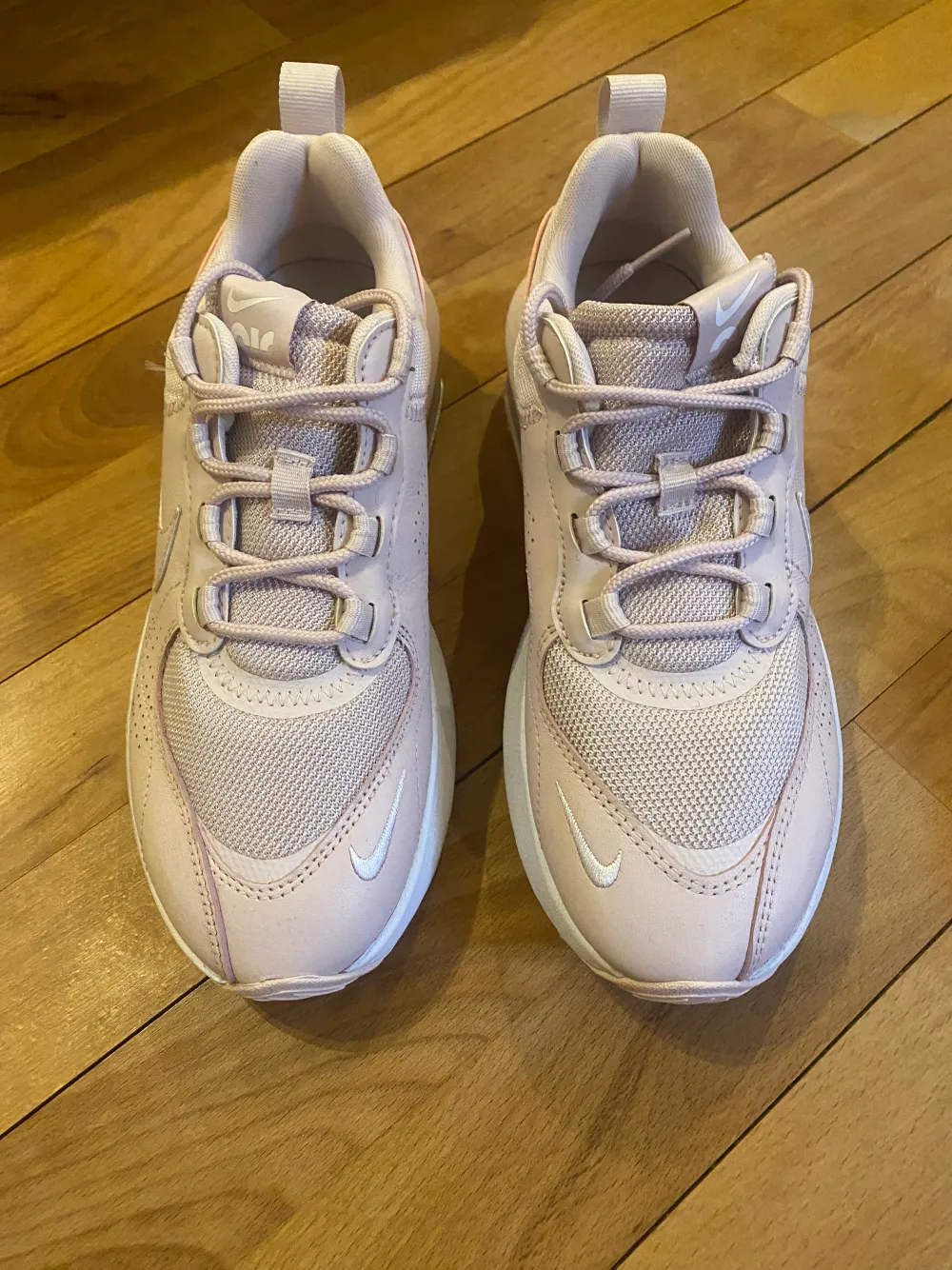 Nya oanvända Nike Air Max Verona i läder / skinn stl 38.  Nypris 1299kr . Skor.