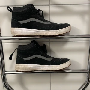 Varma vans - Bra vinterskor Rem i bak är av (se bild) Ett skosnöre är trasigt