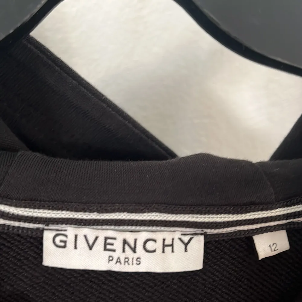 Jag säljer min ÄKTA Givenchy, Paris hoodie. Skick 9/10. Köpt på NK kvitto finns. Skicka i dm för mer information.. Hoodies.