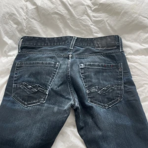 Replay jeans - Skitsnygga replay jeans! På mig som är 162 är jeansen lite långa men blir bra om jag viker upp midjekanten en gång! Lappen med storlek är tyvär bortklippt men hör av er så skickar jag bilder på hur jeansen sitter på mig att jämföra med!😊