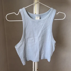 Croppat linne - Croppat linne från H&M i storlek M. Ribbad och stretchigt material💙 har två så säljer ena.