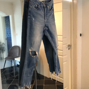 Jeans - Snygga tajta jeans med slitningar. 