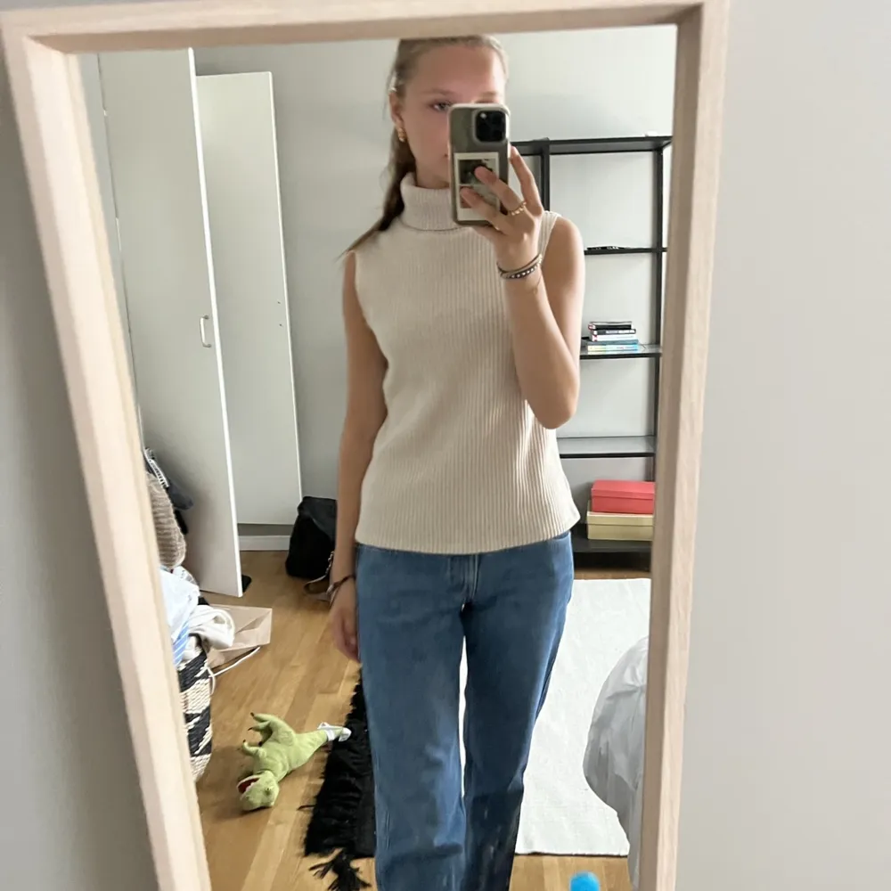 Säljer dessa skitsnygga blåa Weekday jeans som inte kommer till användning längre❤️ strlk 25/32 och jag är 172 lång❤️ . Jeans & Byxor.