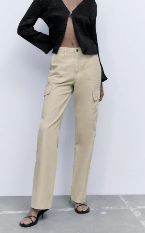 Cargos  - Säljer mina Carolina för att dem är för stora i storleken. 