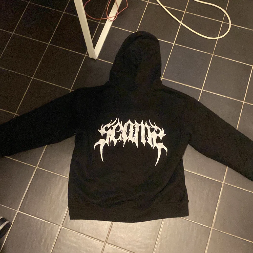 Säljer min Seams hoodie som är för liten. Perfekt skick.. Hoodies.