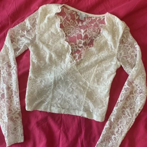 spets topp - spets topp i jättefint skick. står storlek XS men jag skulle säga att den passar både XS OCH S.  bud är välkomna 