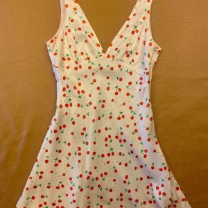 Zara Klänning  - Sommarklänning från Zara med körsbär på , köpt två år sen har blivit för liten.