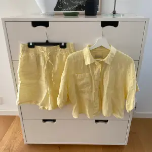 Säljer ett super snyggt linne sett i ljus gul färg💛💛