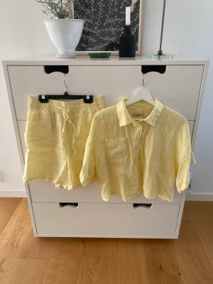 Linne sett  - Säljer ett super snyggt linne sett i ljus gul färg💛💛