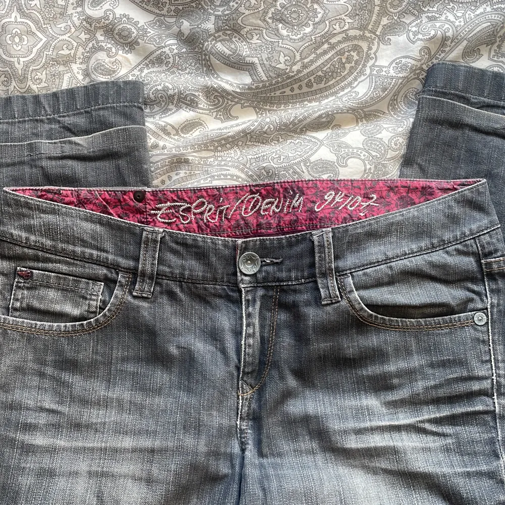 Säljer dessa jättefina grå jeans ifrån esprit då de inte kommer till användning. Har aldrig använts förut och är i väldigt bra skick! . Jeans & Byxor.