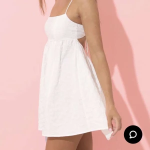 Vit klänning - Aldrig använd, köpt förra veckan. Köpt för 600kr