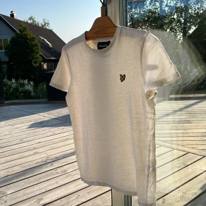 Lyle&Scott tröja - Tröja från lyle & scott, storlek S, sparsamt använd men en liten defekt på ena ärmen (se bild 3), pris går att diskutera vid snabb affär.