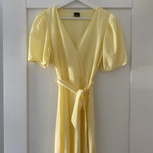 Sommar klänning - Säljer en super kullig sommarklänning. V-ringad med liten kortärmad puffärm. Klänningen är använd vid ett tillfälle💛💗💛