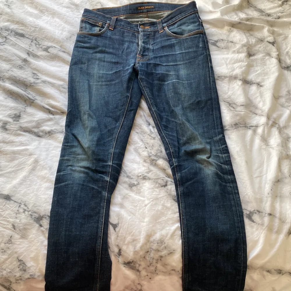 Säljer dessa snygga nudie jeans. Dome low/mid raise men dome även straight dock så är dom oxå lite baggy vilket e as snyggt. Vid fler bilder kontakta mig. Pris kan diskuteras. Jag har oftast storlek 36-38 på jeans och dessa passar mig.💓. Jeans & Byxor.