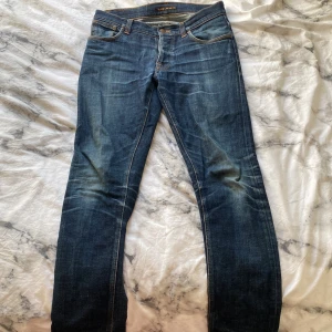 Nudie jeans - Säljer dessa snygga nudie jeans. Dome low/mid raise men dome även straight dock så är dom oxå lite baggy vilket e as snyggt. Vid fler bilder kontakta mig. Pris kan diskuteras. Jag har oftast storlek 36-38 på jeans och dessa passar mig.💓