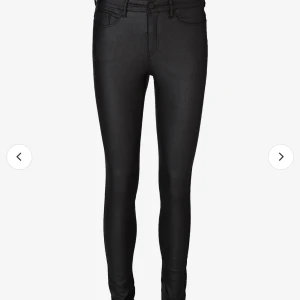 Skinnbyxor - Skinnbyxor ifrån vero Moda. Lite slitna i bakfickorna 