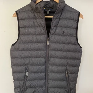 Ralph Lauren väst 14-16 - Säljer denna Ralph Lauren väst som är i väldigt bra skick men har använts mycket. Pris kan diskuteras!