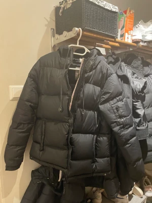 D-brand jacka - Säljer denna skit snygga jacka, har en liknande som jag även säljer (kolla flödet) säljer då den ej kommer till användning och vill köpa en ny jacka. Endast använd ett par gånger.Jackan är i storlek L men passar M. Hör av er vid intresse eller ev frågor.😃