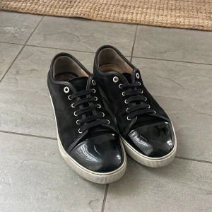 Lanivs skor - Säljer mina lanvin skor då dem har blivit försmå Dem är i bra skick (9/10) Storlek 8 (42)  passar 43 Skriv om ni har några frågor